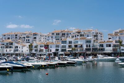 La justicia condena a Puerto Banús por llevar 30 años cobrando alquiler por terrazas en suelo público